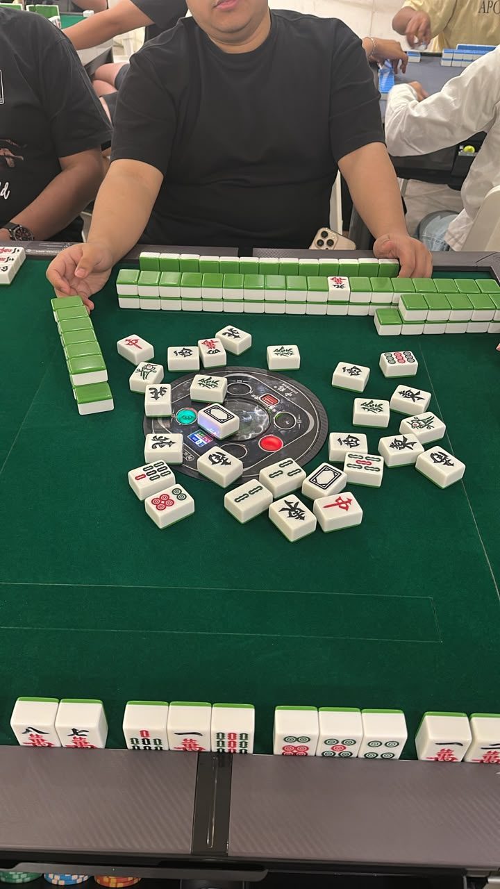 Tile mahjong di atas meja hijau komunitas Letra