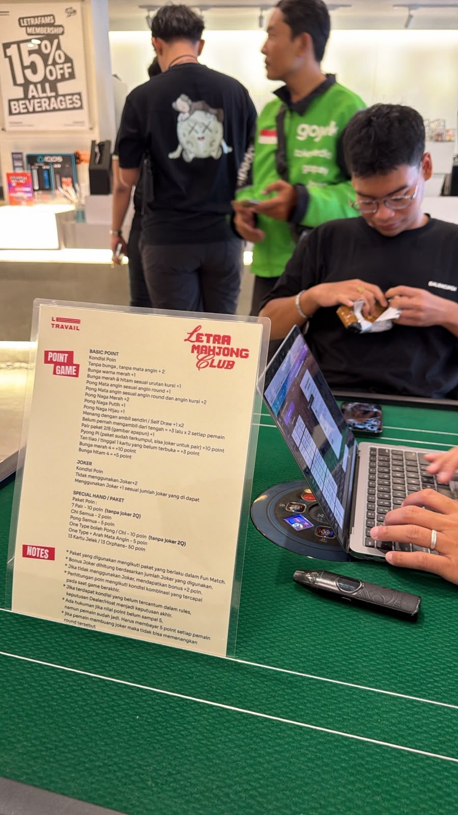 Suasana berkumpul di sekitar meja mahjong Letra